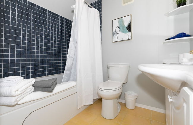 Dream 4-Br 4-Ba Chalet | Private Hot Tub | 2 min to Jasper National Park Gates - Photo 26