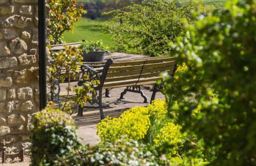 Stunning 3 Bedroom Cottage near Historic York - Photo 19