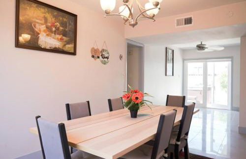 Vegas Hideaway with Jacuzzi & Pool by Strip - Foto 41