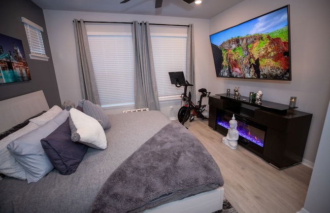 Brand New Modern Pet Friendly Zen Home W/ Private Home Theater & Hot Tub! 2 Bedroom Home by RedAwning - Photo 3