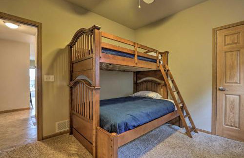 Pool Access and Boat Slip Lake Ozark Condo! - Foto 16