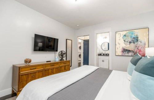 Spacious 5BR/5.5BA Near Plaza & Museum - Photo 18