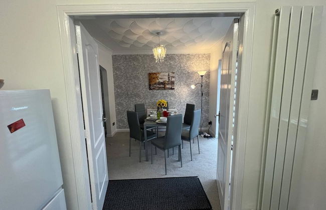 Ayr Refurbished May 2024 3 Bedroom 140m2 Detached House With Private Gardens - Photo 14