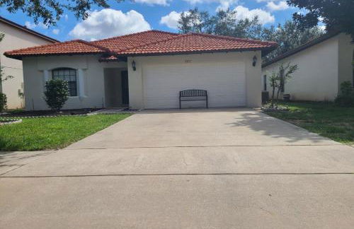 Cheerful 4bed 3bath with pool home near Disney - Foto 37