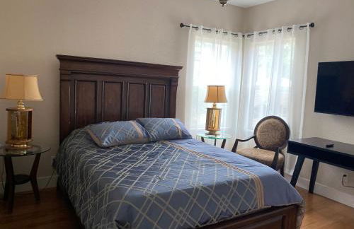 Huge Cozy Home with Many Bedrooms in Ivywild - Foto 41