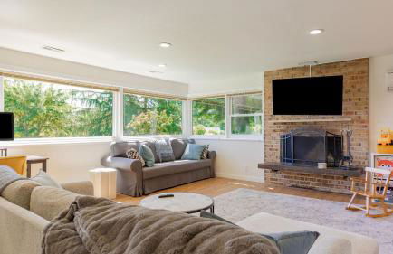 Sunny Side Island Retreat by Avantstay Backyard - Photo 30