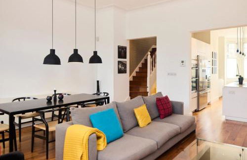 The Clapham Crib - Spacious 4BDR House with Patio - Photo 3