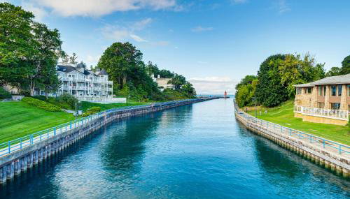 Walk to Dtwn Charlevoix Condo with Fireplace - Foto 3