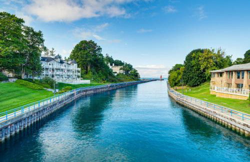 Walk to Dtwn Charlevoix Condo with Fireplace - Foto 3