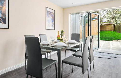 Four Bed House - Sleeps 7 - Garden - Parking - Smart TV 6COK - Photo 3