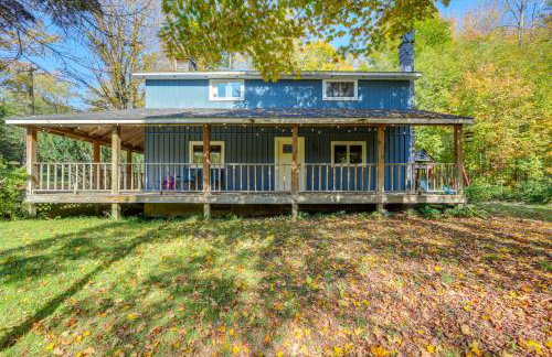 Love Shack Retreat Cabin with Deck and Yard! - Foto 1