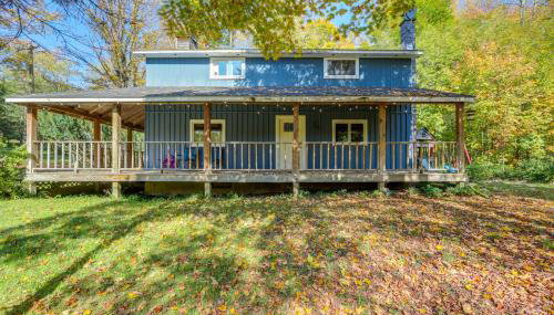 Love Shack Retreat Cabin with Deck and Yard! - Foto 1