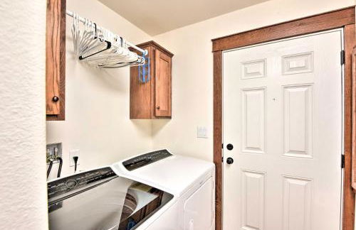 Gorgeous Twin Lakes Home with Deck Overlooking Mtns! - Foto 11