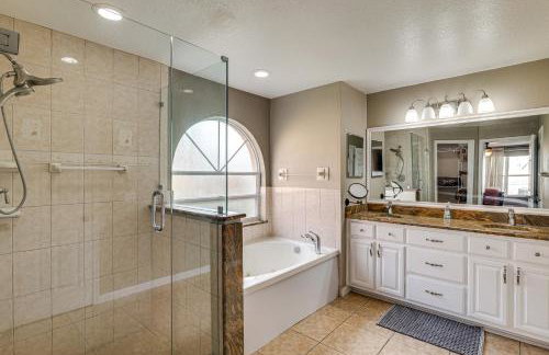 Family Oasis with Game Room and Pool in Davenport! - Foto 16