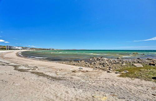 Sunny Beach House Getaway - Steps From Water! - Foto 35