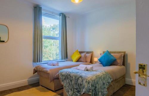 4-Bed Family House in Leeds with park view - Foto 24