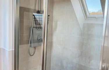 Parkside Luxury 3 bedroom home, 5 min to Ebbsfleet Station and has free Parking - Foto 49