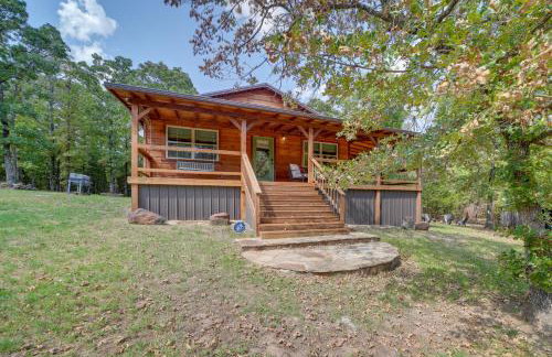 Clayton Cabin with Wraparound Deck Steps to Lake! - Foto 3