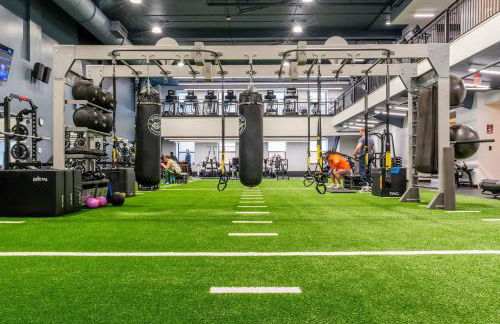 Luxury Downtown Apt with Parking, Gym, and Lap Pool - Foto 2