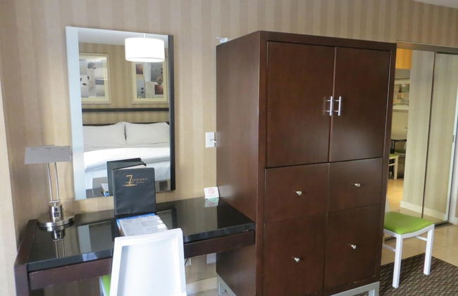 7 Springs Inn & Suites - Photo 14