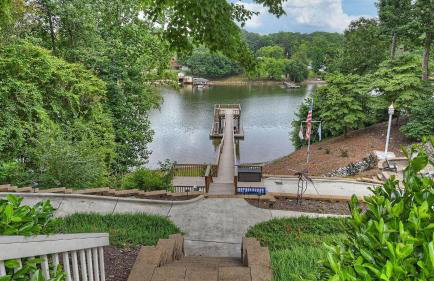 Lakefront w/ Private Dock + Hot Tub Pontoon Rental Butler Bliss by Avantstay - Foto 66