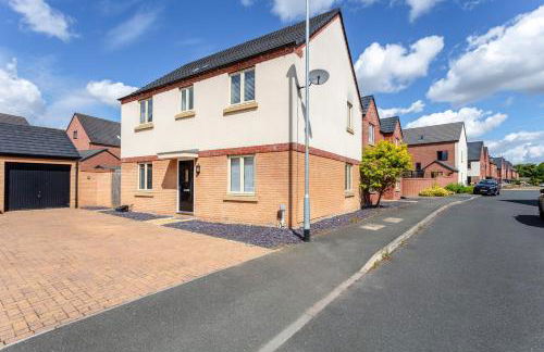 Beautiful Detached House with Driveway Parking, Study Room, Spacious Garden, Smart TVs and Fast Wifi by Yoko Property - Photo 29