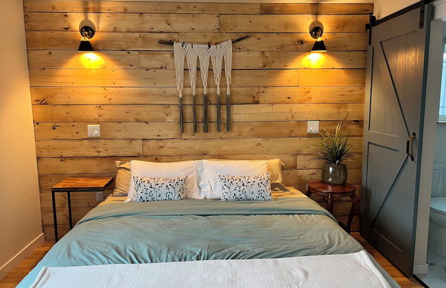 Dollhouse Downtown - Photo 2