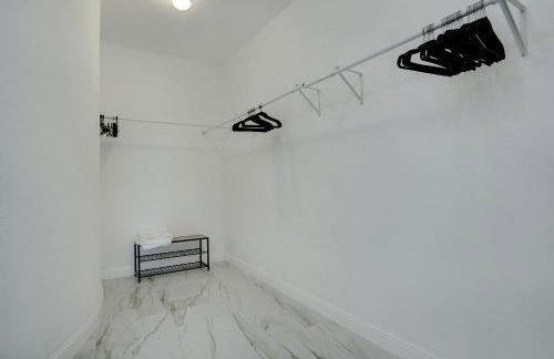 GORGEOUS 5-bd 4ba w Pool, Hot Tub, 2 kitchens, & Game Room Near Dallas Airports! - Foto 35