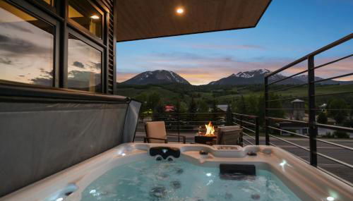 4-Season Modern Mountain Penthouse with Private Hot Tub & Scenic Views - Foto 2