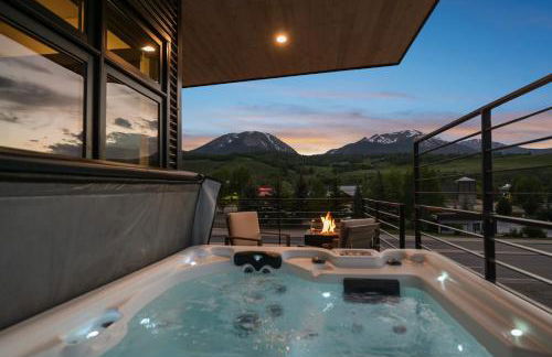 4-Season Modern Mountain Penthouse with Private Hot Tub & Scenic Views - Foto 2