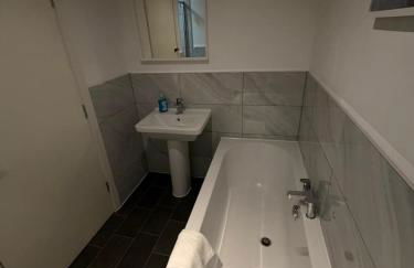 City Centre 4 Bedroom Apartment with Terrace Sleeps 10 by StaySavvy Accommodation - Foto 25