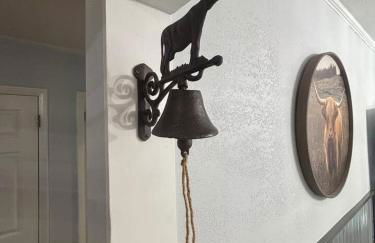 Country Cow Flair with Large TVs, Ample Parking, Nintendo, EV Ready - Photo 23