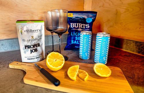 Luxury Glamping Cabin with Outdoor Bath on Cornish Meadow - Photo 27