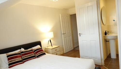 4 bedroom, Sleeps 12, Free Parking - Foto 5