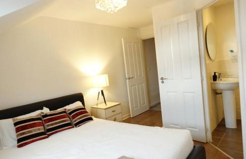 4 bedroom, Sleeps 12, Free Parking - Foto 5