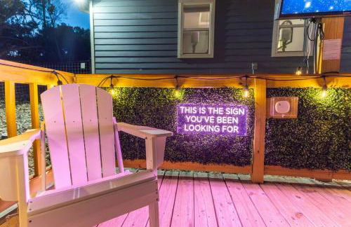 Neon Vibes Outdoor TV Hot Tub Arcade Room - Foto 8