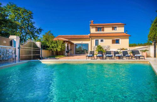 Gorgeous Pool Villa with a fenced garden - Photo 9