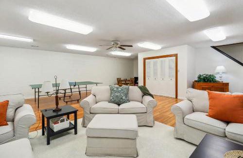 Secluded Lakefront Escape w Private Dock, 600ft Shoreline and Views, Sleeps 13 - Foto 11