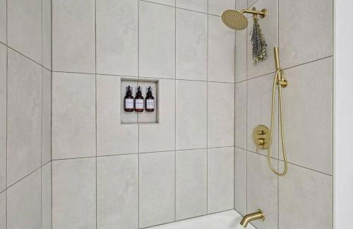 Wellness Oasis 5BR W Pool + Huge Yard + Fire Pit - Foto 37