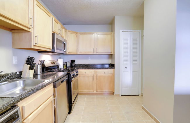 Modern Apartment with Top Amenities - Photo 11