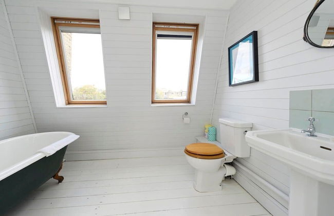 Fulham 4-bed House & Garden Near Tube - Photo 15