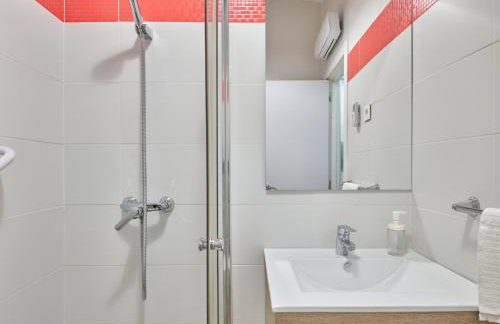 NEW Retiro recién reformado 10 min en metro a Sol, hasta seis personas - Photo 14