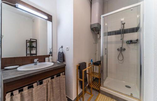 Stay Cosy Lille I Tourcoing - Appartement - Hypercentre - Parking securise - Wifi - Netflix - Cuisine - Foto 8