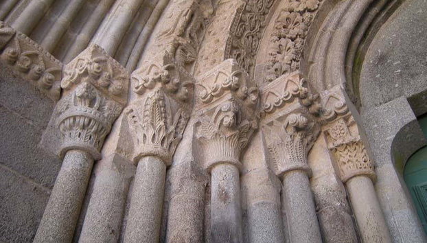 Tour privado por el monasterio de Santa María de Pombeiro - Foto 3, Detalle de la portada del monasterio de Pombeiro