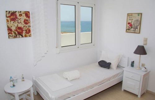 white house by the sea - Photo 3