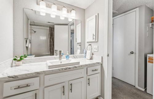 Upscale 1BR with Pool, Gym, and Modern Touches - Foto 9