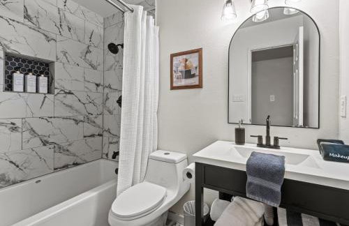 Red Door Hideaway 3BD Hot Tub Foosball - Foto 25