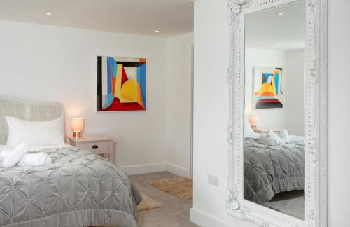 Luxe Detached 3 Bed Luxe House on Exclusive Private Estate Close to Coast Free Hot Tub Sleeps 6 Private Parking for 2 Cars - Photo 25