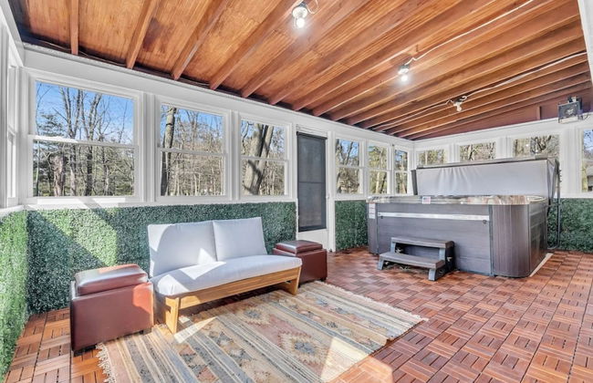 Fall Getaway With Hot Tub Fire Pit and Games - Photo 9