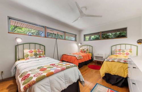 Mid Century Beauty with Huge Sunny Porch - Foto 15